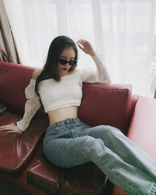 Sở hữu chiều cao nổi trội 1,78 m, em gái Hoa hậu Mai Phương Thuý&nbsp;chuộng diện trang phục trẻ trung khoe chân dài, eo thon.