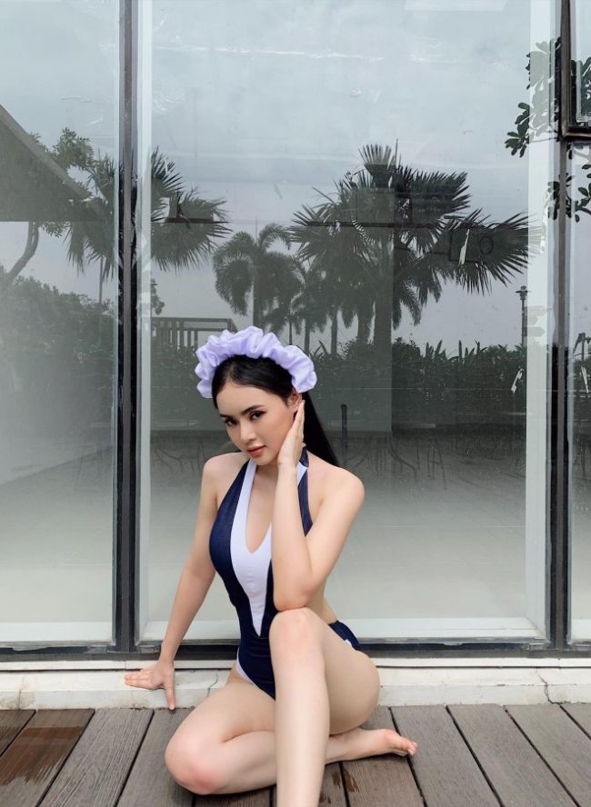 Em gái Angela Phương Trinh nuột nà, gợi cảm trong những bộ bikini táo bạo. Khai thác triệt để lợi thế&nbsp;hình thể, cô nàng 9x khoe&nbsp;khéo vòng 1 tròn đầy và vòng eo thon gọn nhờ chế độ tập luyện và ăn uống.