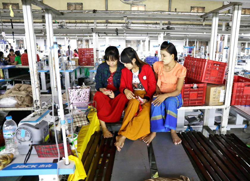 Công nhân may ở thành phố Yangon, Myamar, thất nghiệp vì công ty đóng cửa chống dịch Covid-19. Ảnh: EPA