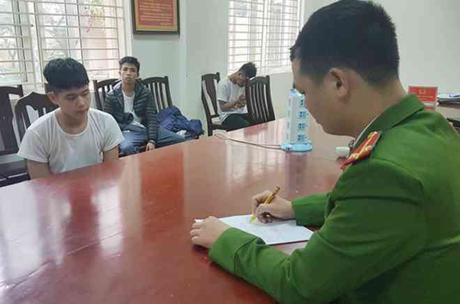 Công an quận Nam Từ Liêm lấy lời khai nhóm cướp tuổi teen.
