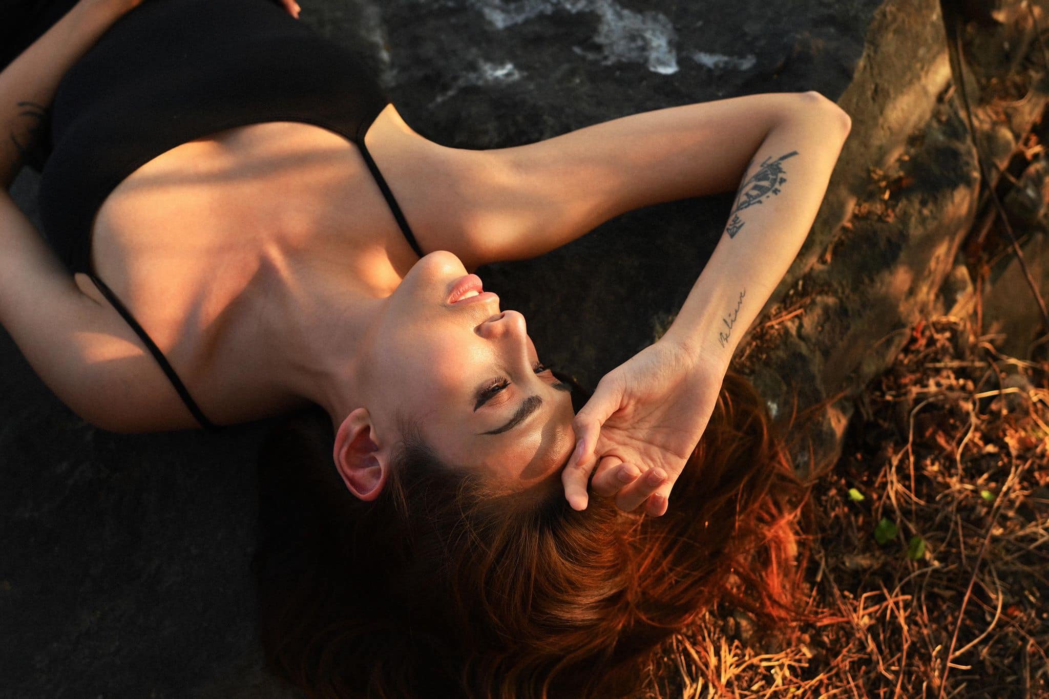 Ở khu cách ly tập trung, siêu mẫu Việt gây "sốt" vì khoe vòng 1 nóng bỏng - 3