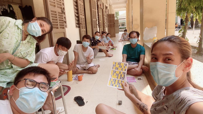 Ở khu cách ly tập trung, siêu mẫu Việt gây "sốt" vì khoe vòng 1 nóng bỏng - 6