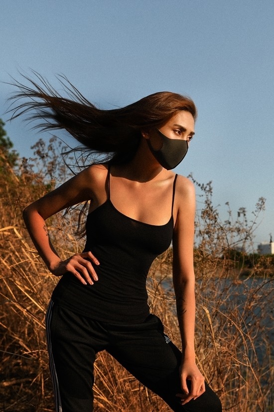 Ở khu cách ly tập trung, siêu mẫu Việt gây "sốt" vì khoe vòng 1 nóng bỏng - 4