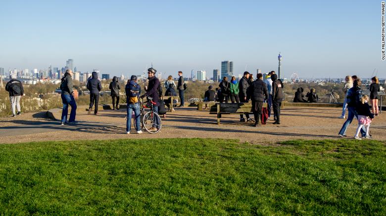 Người dân ở London vô tư ra công viên tụ tập khiến Thủ tướng phải ban bố lệnh phong tỏa toàn quốc.