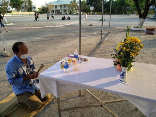 Tin tức trong ngày - Tin tức 24h qua: Người đàn ông lập bàn thờ vọng ở khu cách ly, vì không được về nhà chịu tang cha