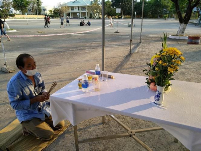  Ông Sỹ lập bàn thờ vọng ở khu cách ly cho người cha đã mất.