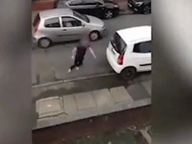 Bạn trẻ - Cuộc sống - Video: Trộm ô tô gặp họa vì quay lại lấy đồ