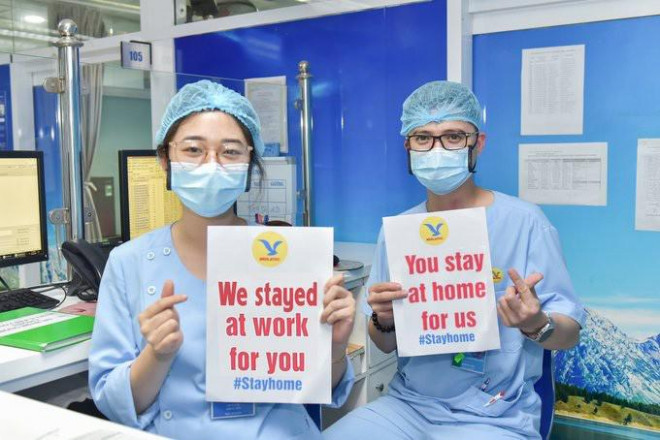 Các y bác sĩ Bệnh viện Đa khoa Melatec, TP.HCM và thông điệp: “Chúng tôi đi làm vì bạn. Bạn hãy ở nhà vì chúng ta!”