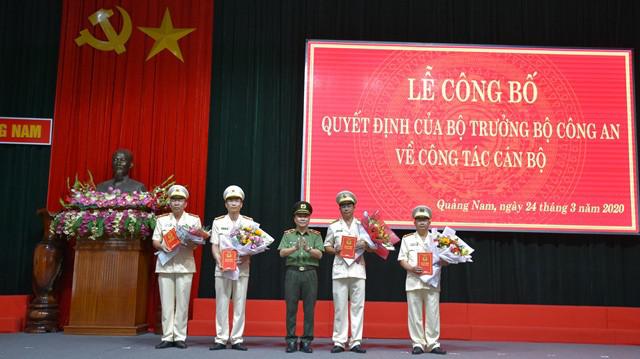 Thiếu tướng Nguyễn Đức Dũng, Giám đốc Công an tỉnh Quảng Nam, trao quyết định của Bộ trưởng Bộ Công an và tặng hoa chúc mừng các nhân sự mới - Ảnh: Công an Quảng Nam