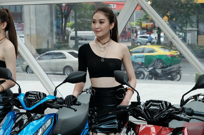 Người đẹp tạo dáng bên 2020 Honda Click 125i tại thị trường Thái Lan.