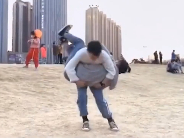 Video Clip Cười - Niềm vui của con trai cũng chỉ đơn giản như vậy thôi