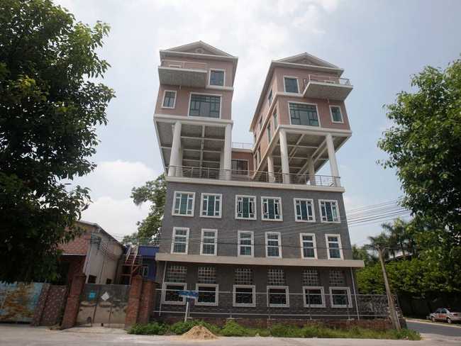 Tại tỉnh Quảng Đông của Trung Quốc, hai ngôi nhà được xây vào năm 2011 nằm ngay trên đỉnh một tòa nhà xưởng. Theo truyền thông Trung Quốc, ngồi nhà hoàn thiện đã vượt quá quy xây dựng, khiến chúng trở thành bất hợp pháp về mặt kỹ thuật.