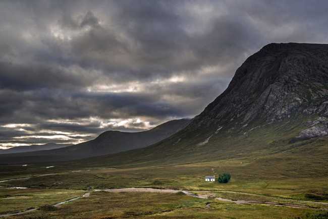 Lagangarbh Hut là tòa nhà duy nhất được tìm thấy gần núi Buachaille Etive Mòr ở Cao nguyên Scotland. Ngôi nhà cũ kỹ thuộc sở hữu của Tổ chức quốc gia bảo tồn các địa điểm mang giá trị lịch sử của Scotland và du khách có thể ở đó suốt cả năm.