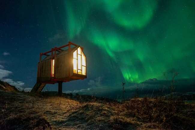 Ngôi nhà nhỏ bé này nằm trên Fordypningsrommet Fleinvær, một hòn đảo ngoài khơi Na Uy, và mang đến cho du khách những khung cảnh lạ thường của hiện tượng cực quang.