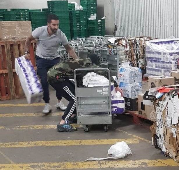 Hai người đàn ông cướp hơn 500 cuộn giấy vệ sinh trong siêu thị - 1