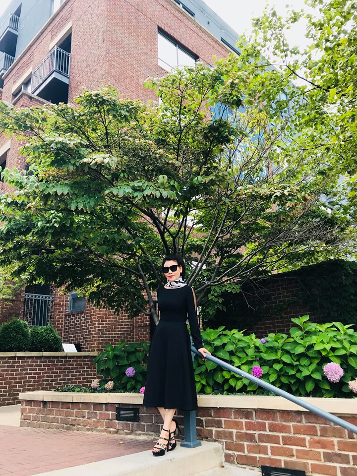 Đặc biệt người phụ nữ 63 tuổi này vẫn
rất chăm chỉ diện giày cao gót, tạo dáng mềm mại gợi cảm khi chụp
ảnh.