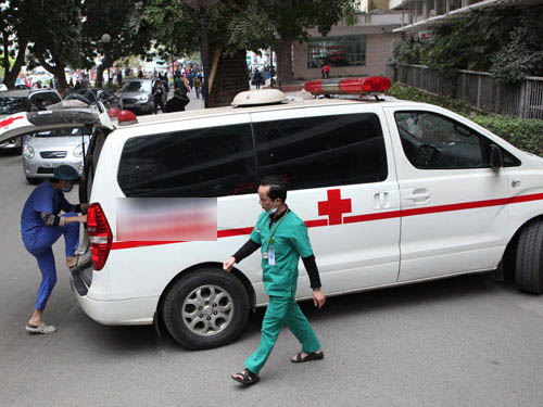 Ngày 22/3, bệnh nhân được xe cứu thương&nbsp;chuyển thẳng đến Bệnh viện đa khoa tỉnh&nbsp;Lai Châu. Ảnh minh hoạ
