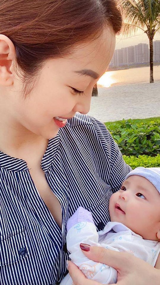 Jennifer Phạm chụp ảnh với công chúa thứ 4 gần&nbsp;hai tháng tuổi.