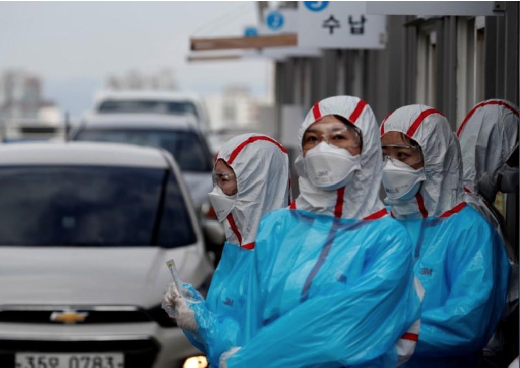 Nhân viên y tế đang làm việc tại chốt xét nghiệm lái xe không dừng tại Trung tâm Y khoa thuộc Trường Đại học Yeungnam ở Daegu - Hàn QuốcẢnh: REUTERS