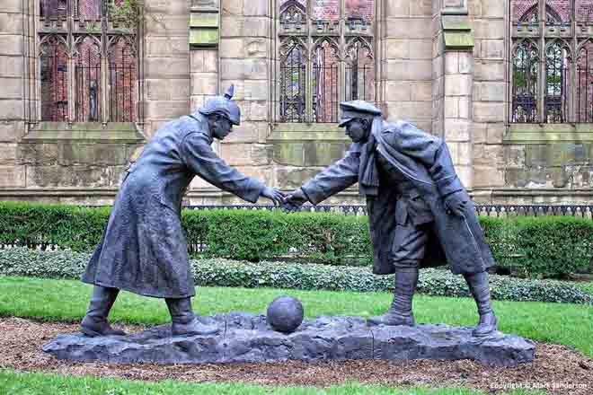 Tượng đài kỷ niệm trận đấu đêm Giáng sinh trong Thế chiến I.