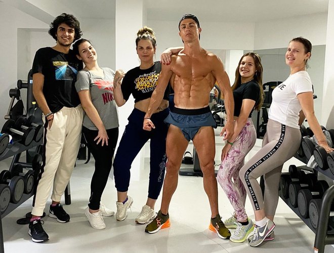 Ronaldo khoe cơ bụng 6 múi trong phòng gym bên các chị ruột khi cách ly ở biệt thự riêng tại Madeira