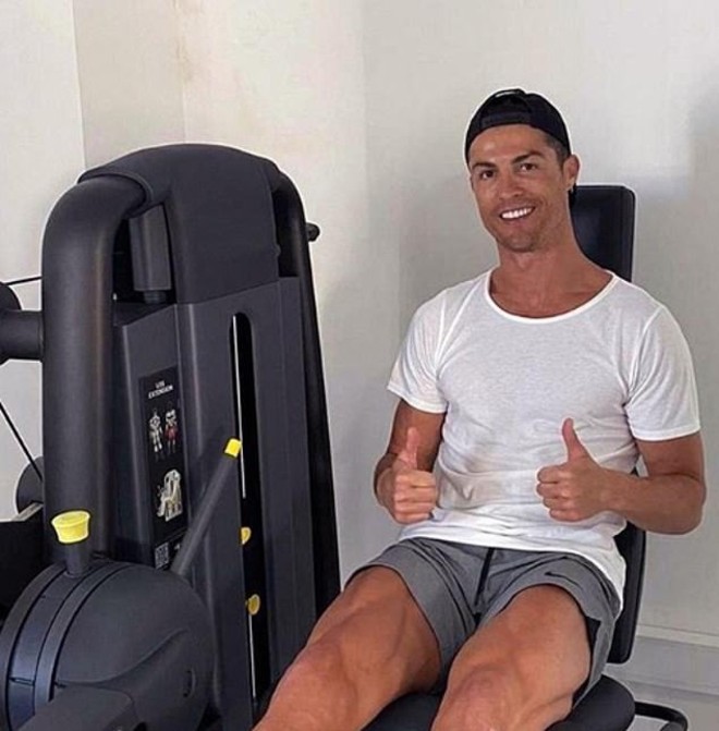 Ronaldo khoe thân hình 6 múi: Chế độ “siêu nhân”, thách thức virus corona - 2