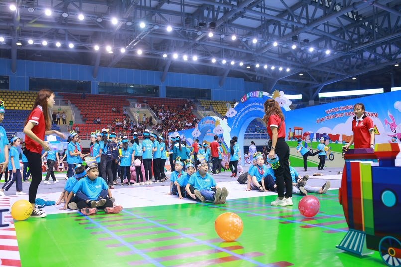 Học sinh “chơi mà học” tại chương trình Toyota cùng em học ATGT