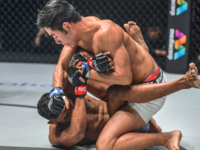 Thể thao - Võ sĩ MMA dính chiêu “hồi mã thương”, trúng đòn hiểm vội vã đầu hàng