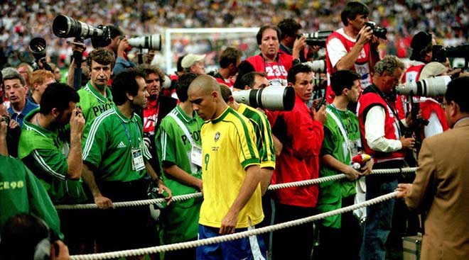 Thất bại của Brazil ở chung kết World Cup 1998 và màn trình diễn của Ronaldo để lại nhiều dấu hỏi