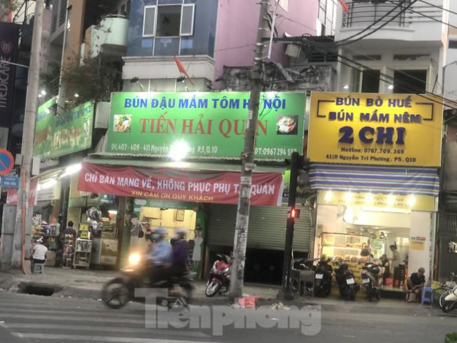 Để có thể tồn tại kinh doanh mà không vi phạm "lệnh", không ít hàng quán chuyển sang mô hình "take away (mang đi) thay vì phục vụ tại quán như trước.