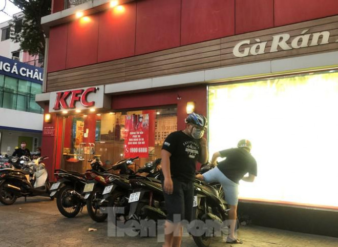 Một quán gà rán trên đường Nguyễn Văn Luông (Q.6) treo bảng thông báo chỉ bán cho khách mang về hoặc sẽ giao tận nơi khi khách đặt online hoặc qua điện thoại.