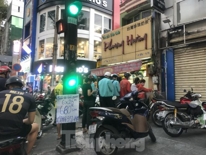 Một tiệm trà sữa "mang đi" có đông cánh tài xế xếp hàng chờ mua cho khách. Anh Thanh (tài xế giao hàng) cho biết: "Hôm nay các đơn hàng khách đặt giao tận nơi tôi nhận được gấp đôi hôm qua. Nguyên nhân là nhiều hàng quán đóng cửa, khách không mua được thức ăn nên đặt món trên các ứng dụng tăng cao".&nbsp;