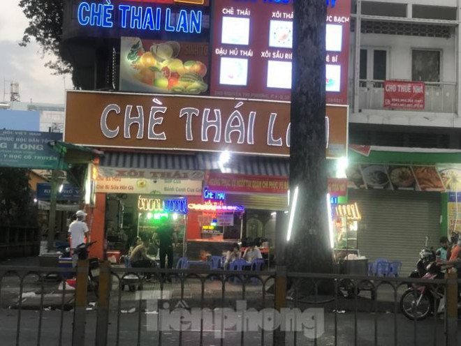 Các quầy hàng treo băng-rôn chỉ bán mang về chứ không cho ngồi lại quán. Trong ảnh, tiệm chè Thái Lan trên đường Nguyễn Tri Phương (Q.10) chỉ bán cho khách mang đi.