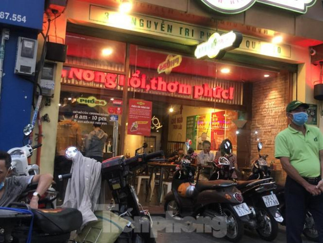 Không chỉ phục vụ mang đi, quán phở còn ra quy định chỉ phục vụ dưới 10 khách trong quán.