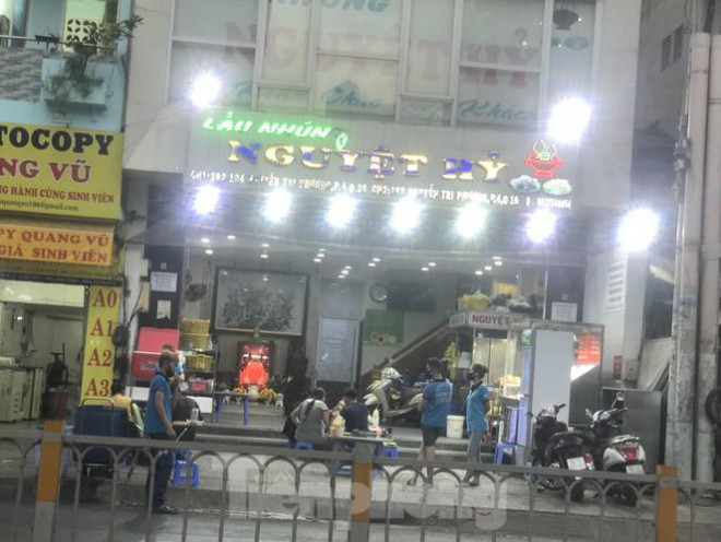 Một "chiêu" để khỏi đóng cửa là dẹp bớt bàn ghế, các bàn ăn cách xa từ 1,5-2m được nhiều quán áp dụng. Lý do là theo quy định, những quán phục vụ dưới 30 người cùng một lúc thì vẫn có thể mở cửa buôn bán.