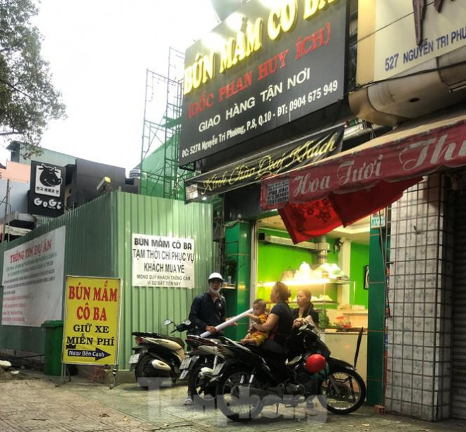 Quán bún mắm này tạm thời chỉ phục vụ khách mua về . Bà chủ cho hay, do kinh doanh thời gian gần đây rất khó khăn do khách ít đi ăn uống. Nay nếu đóng cửa nữa thì tiền mặt bằng thuê vẫn phải trả nên bà chuyển sang bán mang đi. Được đồng nào hay đồng nấy, còn hơn là đóng cửa có khi phải... sập tiệm.