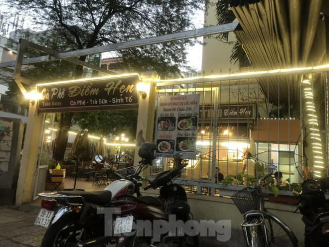 Dẹp bớt bàn ghế, hạn chế bớt khách, bán đem đi... tại một quán cà phê trên đường Ngô Quyền (Q.5).