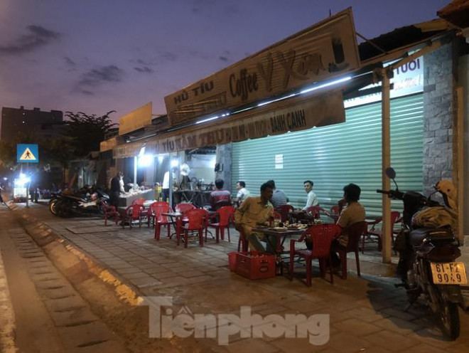 Quán nhậu trên đường Võ Văn Kiệt (Q.Bình Tân) vẫn mở cửa nhưng khá vắng khách.