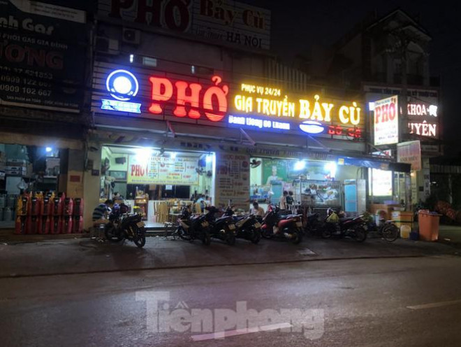 Quán phở đường Hồ Học Lãm (Q.Bình Tân) chỉ có 4-5 khách, thay vì trước đây lúc nào quán cũng kín chỗ.