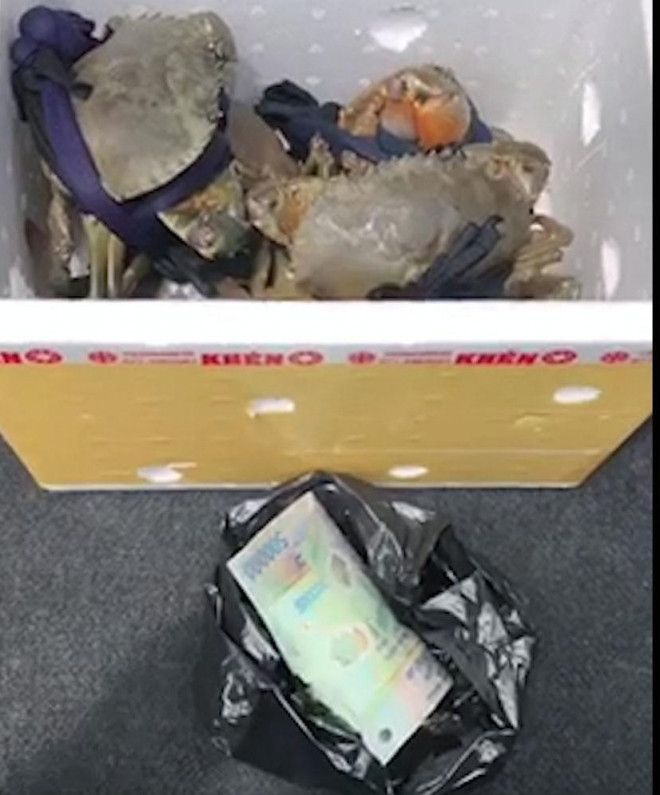 Tang vật là thực phẩm và tiền mà ông N. gửi cho Hồng qua một hãng xe