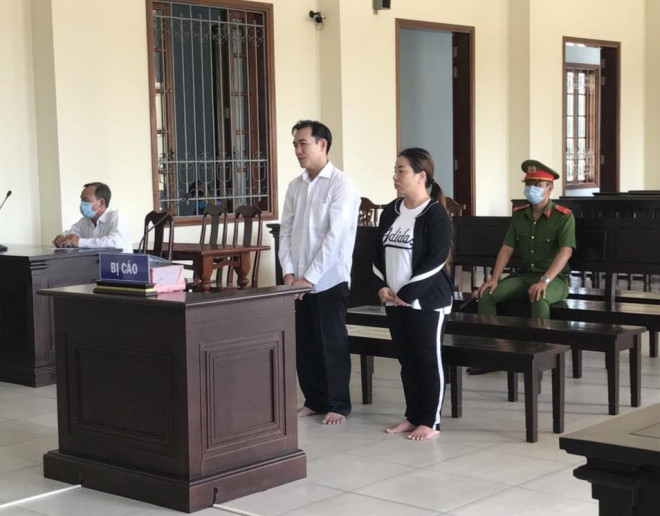 Vợ chồng bị cáo Hồng và Y tại tòa