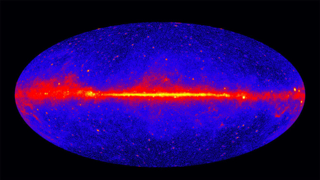 Hình ảnh từ Kính viễn vọng Femi đã hé lộ điều mà mắt người không thể thấy: đĩa sao sáng của Milky Way (màu vàng) mà chúng ta bấy lâu nay lầm tưởng là toàn bộ thiên hà, chìm hoàn toàn trong đĩa vật chất tối (màu đỏ) mênh mông - ảnh: FERMI LAT COLLABORATION/DOE/NASA&nbsp;