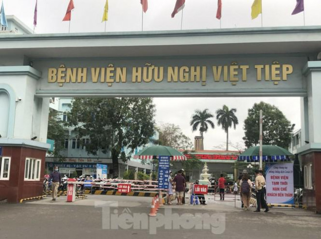 Bệnh viện Hữu nghị Việt Tiệp lập chốt kiểm soát tại cổng bệnh viện, đồng thời hạn chế khách đến thăm bệnh nhân.