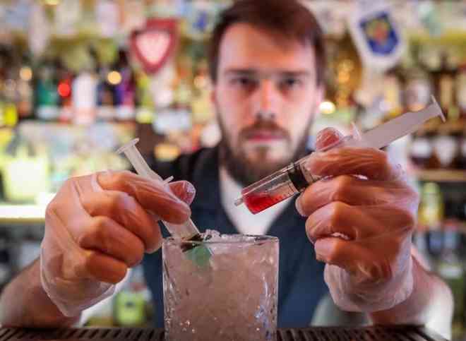 Món cocktail "coronavirus" tại một quán bar ở Moscow, Nga. (Ảnh: Reuters)
