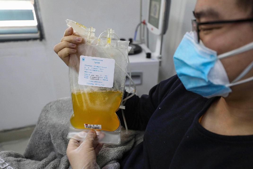 Phương pháp truyền huyết tương điều trị Covid-19 được áp dụng lần đầu&nbsp;ở Trung Quốc là những người đầu tiên áp dụng phương pháp này, vốn có tên gọi là “dưỡng huyết thanh” (Ảnh: AP)