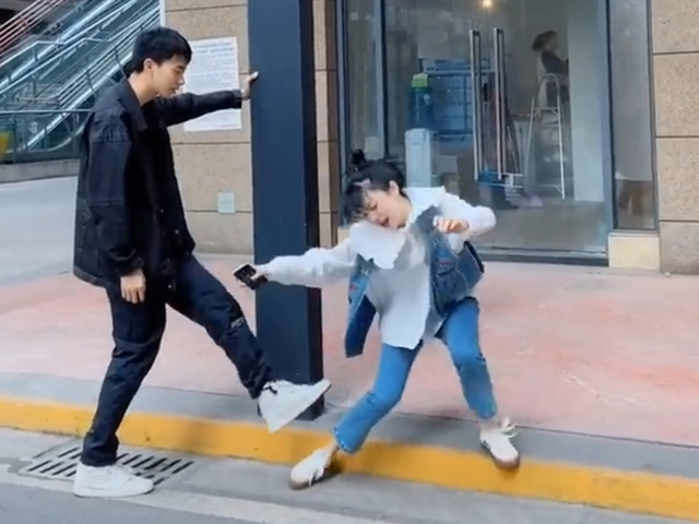 Video Clip Cười - Có bạn trai bá đạo thế này các cô gái suốt ngày phải "phiền não" rồi