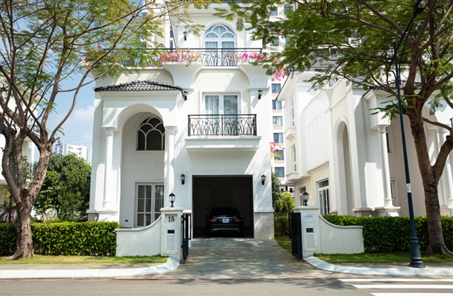 Theo một nguồn tin riêng của chúng tôi, biệt thự của Thanh Mai có giá khoảng 1 triệu USD, rộng 800 m2. Hiện cô sống 1 mình trong căn nhà này.