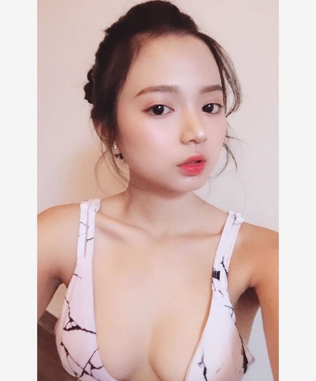Kim Chi chẳng ngại chuyện chụp hình trước ê kíp đông người hay ê kíp nhiều đàn ông. Cô nói: &#34;Khi phải chụp hay quay hình thì tôi khá tự tin nên không ngại ngần gì cả. Nhưng nếu không phải công việc, bảo tôi mặc bikini đi bơi trước nhiều người lạ thì lại ái ngại.&#34;
