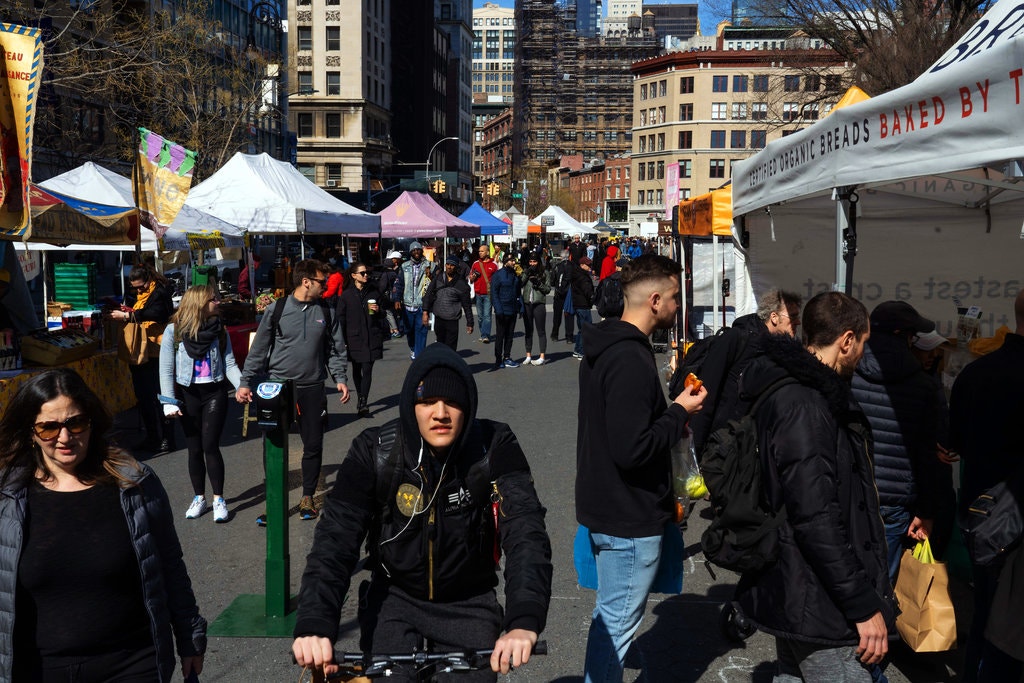 Đám đông tại một khu chợ ở Manhattan, New York (ảnh: NY Times)