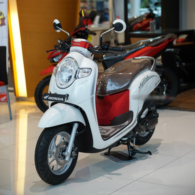Tại đây, 2020 Honda Scoopy màu trắng đỏ có giá đề xuất là 19,55 triệu Rp (27,95 triệu VNĐ), một mức giá thấp hơn cả Honda Vision và tương đương với Yamaha Janus có bán tại thị trường Việt Nam.